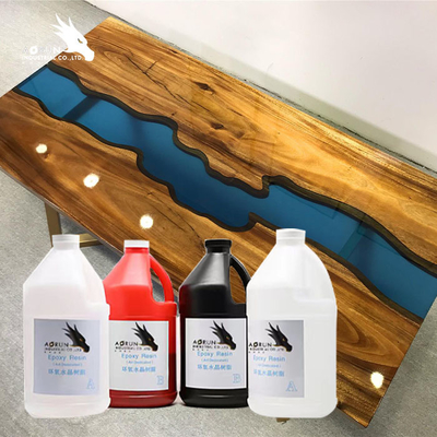 Individu nivelant le revêtement époxyde métallique de partie supérieure du comptoir de peinture anti-mousse