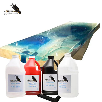 Individu nivelant le revêtement époxyde métallique de partie supérieure du comptoir de peinture anti-mousse